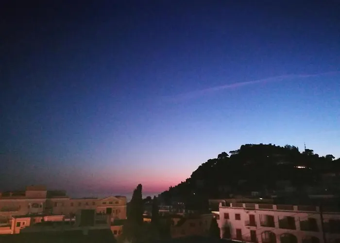 לינה וארוחת בוקר Adele 4*